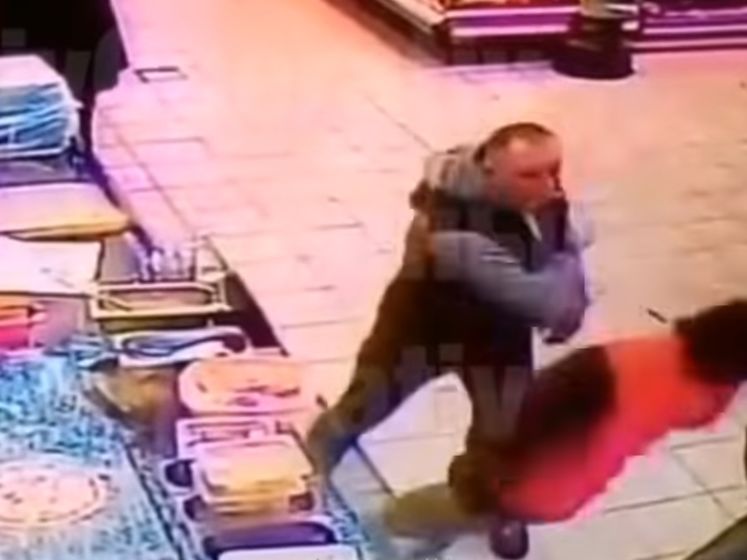 ﻿У супермаркеті в Києві чоловікові завдали удару в голову, який став смертельним. Відео