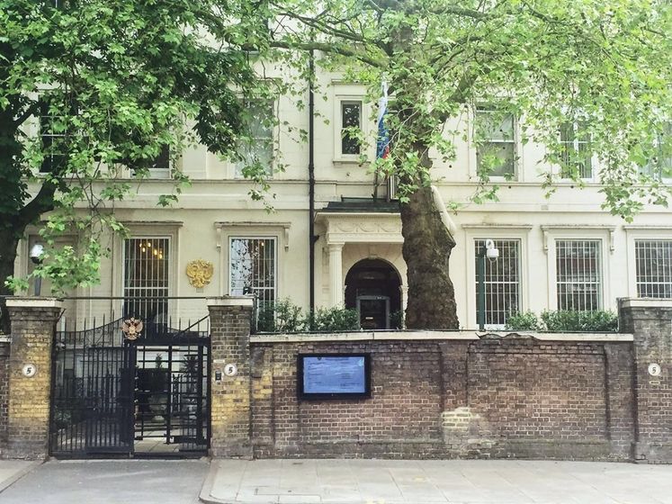 "Претензий к России нет". Посол РФ в Лондоне рассказал о посещении посольства отравленным в Эймсбери британцем Роули