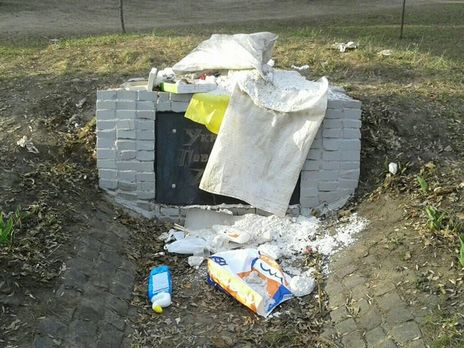 В Харькове неизвестные забросали мусором памятный знак воинам УПА