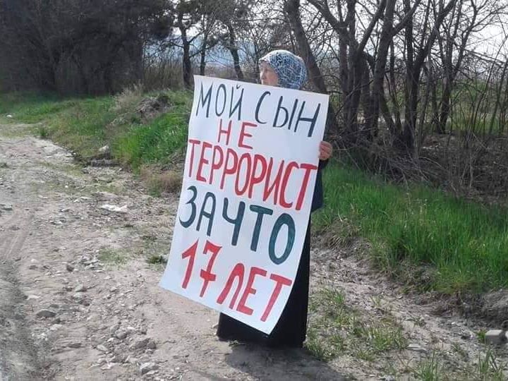 В оккупированном Крыму задержали за проведение одиночного пикета супругу и мать политзаключенного Мамутова