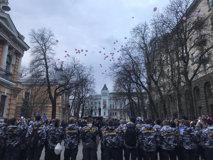 Возле Администрации Президента "нацдружины" запустили в небо воздушные шары с надписью "Свинарчуков за решетку"