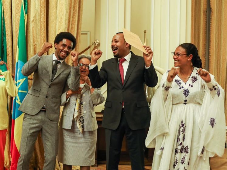 Эфиопский призер Олимпиады Лилеса, устроивший акцию протеста на финише марафона в Рио, вернулся из эмиграции и получил награду от правительства