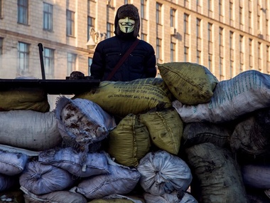 Несколько сотен человек собрались у Майдана для разбора баррикад
