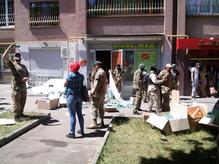 В Харькове активисты ликвидировали точку по продаже препаратов с высоким содержанием наркотических веществ