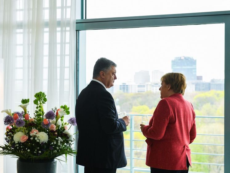 Меркель заявила, что пригласила Порошенко во время выборов, так как для нее "важен диалог с ним"