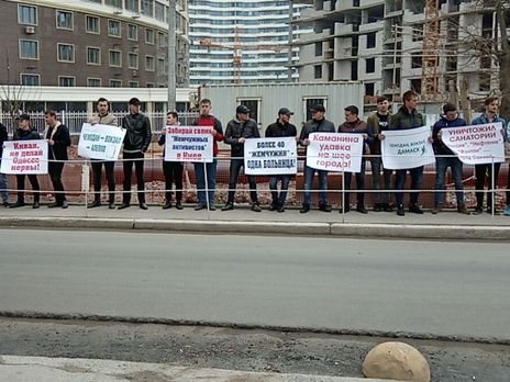 Активісти прийшли на акцію з плакатами, у яких звернулися із закликами до одеського бізнесмена, власника "Кадорр Груп" Аднана Ківана