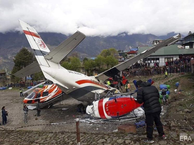 В Непале самолет столкнулся с вертолетами, есть погибшие