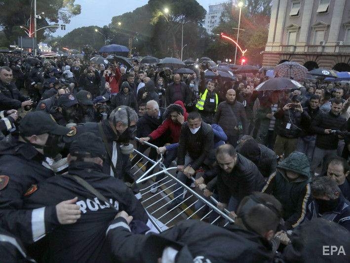 Во время акции протеста в Албании полиция применила к демонстрантам слезоточивый газ, пострадало около 20 человек
