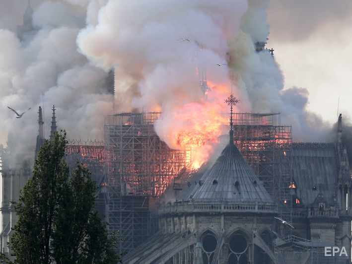 ﻿У соборі Паризької Богоматері сталася пожежа