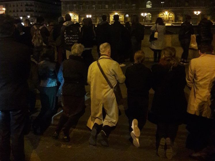 Когда горел собор Парижской Богоматери, парижане стояли на коленях и молились