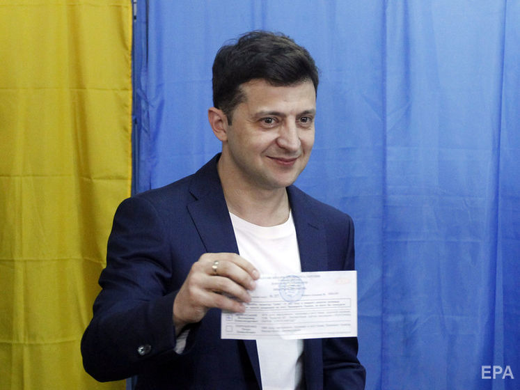На избирательном участке Зеленский показал свой заполненный бюллетень