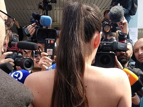 Активистка пообщалась с журналистами топлес