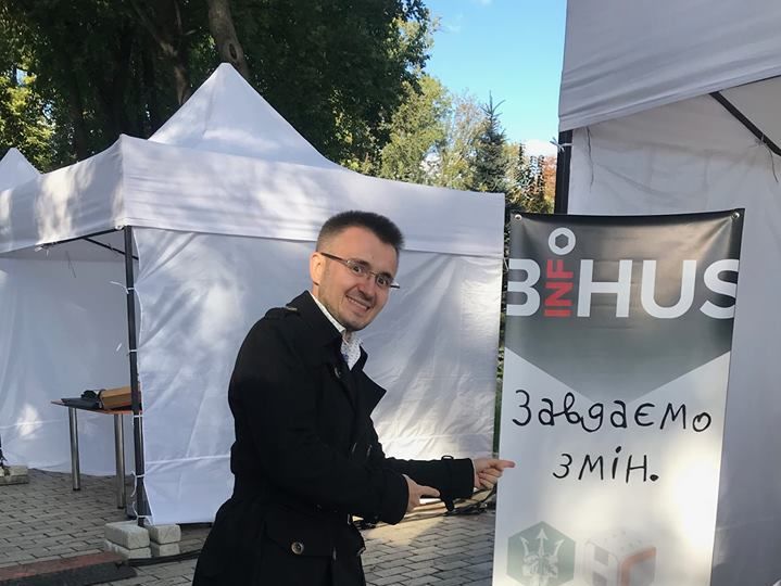 Журналист Бигус: Хочу поприветствовать сторонников Порошенко на скамейках для зрадофилов. Ближайшие годы вы будете выискивать малейших блох в работе Зеленского