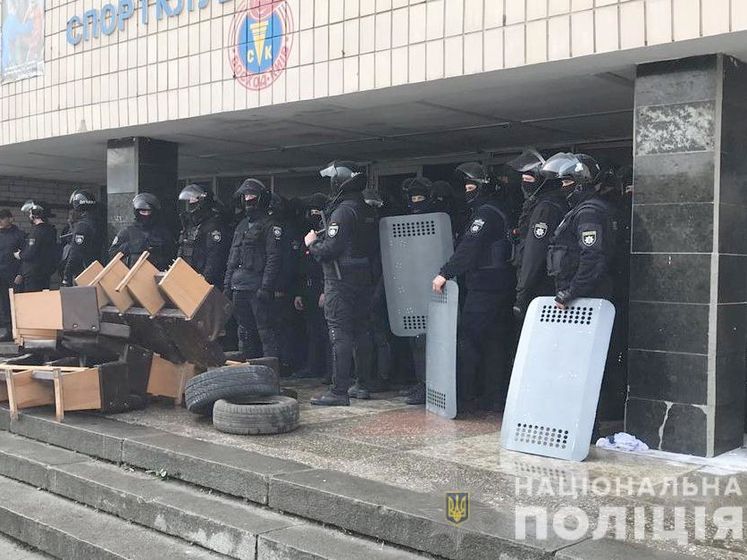 ﻿У Києві затримали 62 осіб під час рейдерського захоплення спорткомплексу – поліція