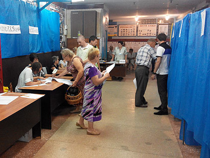 "Чесно": В Чернигове избирателей заманивали на участок билетами на концерт