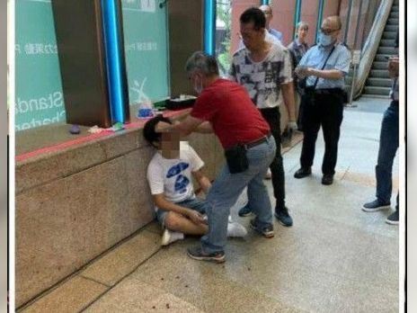 ﻿У Гонконзі біля входу в кінотеатр чоловіка побили за спойлери 