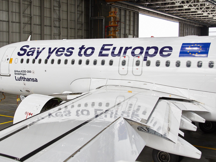"Скажи "да" Европе". Немецкая авиакомпания в честь выборов в Европарламент изменила раскраску самолета