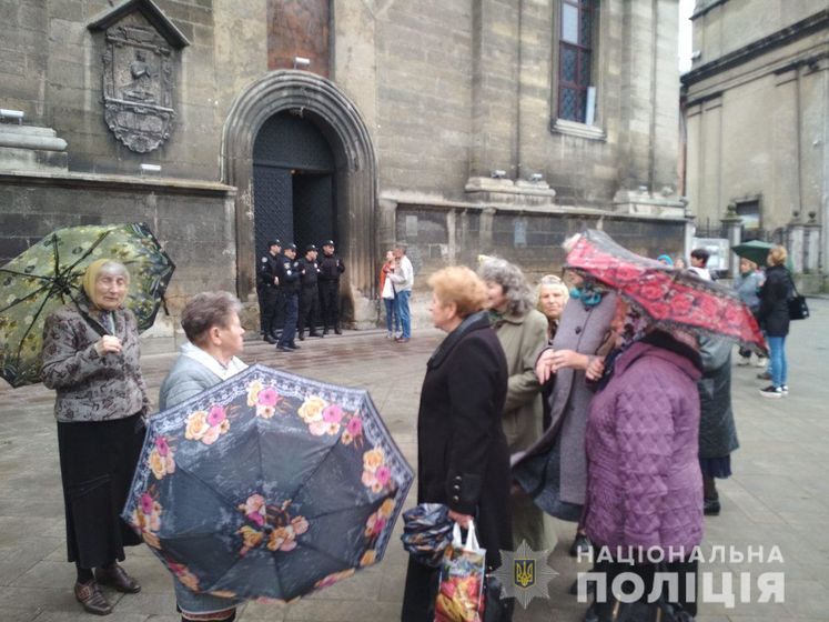 ﻿У Львові після повідомлень про мінування евакуювали людей із семи храмів – поліція