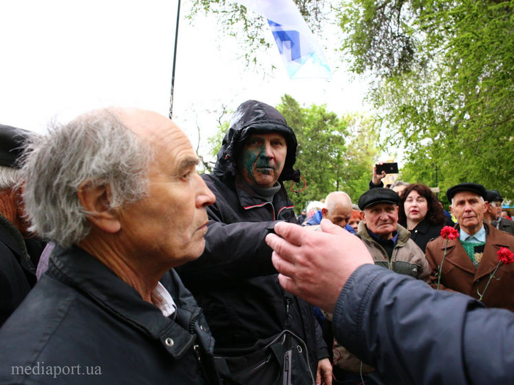 В Харькове пророссийского активиста облили зеленкой на первомайском шествии