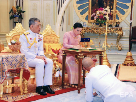 ﻿Напередодні коронації король Таїланду одружився з начальницею своєї служби охорони. Фоторепортаж
