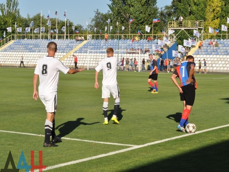 Сборные террористических организаций "ДНР" и "ЛНР" сыграли в футбол в Донецке