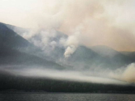 Над озером Байкал стоит смог от лесных пожаров