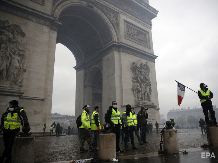 Поврежденная "желтыми жилетами" Триумфальная арка в Париже снова откроется 8 мая