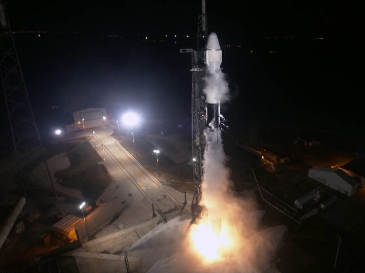 SpaceX запустила ракету-носитель Falcon 9 с грузовым кораблем Cargo Dragon