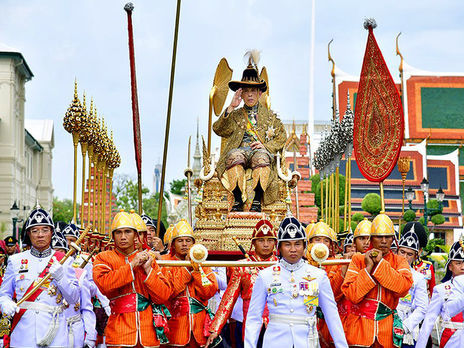﻿У Таїланді відбулася церемонія коронації монарха Махи Вачіралонгкорна. Фоторепортаж