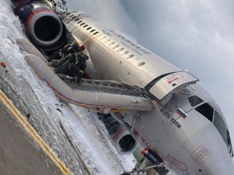 ﻿Під час пожежі на літаку, який здійснив аварійне приземлення в Шереметьєві, загинуло щонайменше 13 осіб – ЗМІ