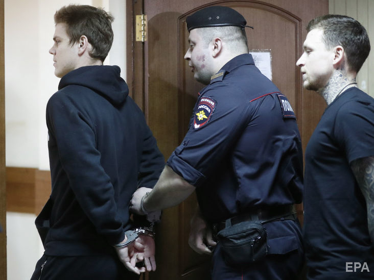 ﻿Футболістів збірної Росії Кокоріна і Мамаєва засудили до реальних строків покарання