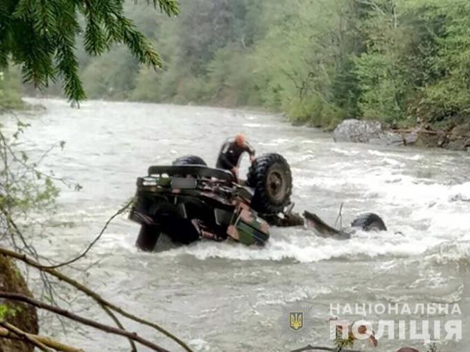 В Ивано-Франковске арестовали водителя упавшего в реку грузовика с туристами