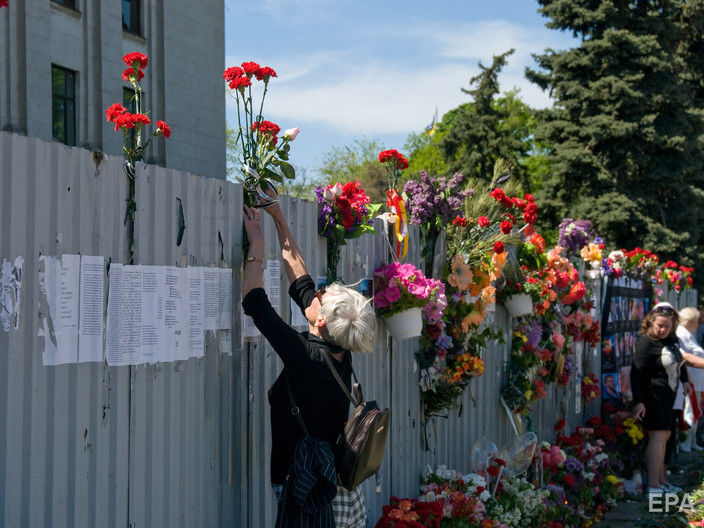 Возле Дома профсоюзов в Одессе подожгли цветы и таблички в память о погибших 2 мая