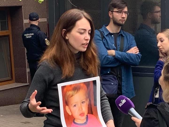"Дания украла украинца". Жительница Запорожья пикетировала датское посольство, где находится ее двухлетний ребенок с отцом