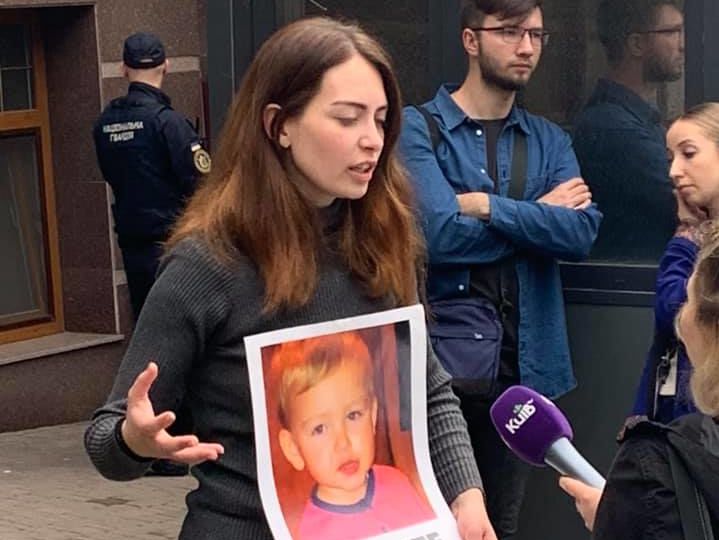 Удерживаемого в посольстве Дании двухлетнего украинца осмотрел доктор, отчет передадут матери – МИД Украины