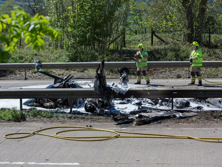 В Уэльсе на автотрассу упал легкий самолет. Пострадало три человека