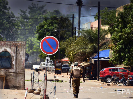 ﻿У Буркіна-Фасо озброєні люди напали на католицьку церкву і підпалили її. Загинуло шість осіб