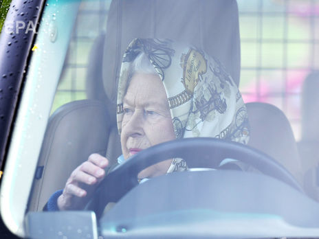 Британская королева Елизавета II приехала на автомобиле на конные скачки. Фоторепортаж