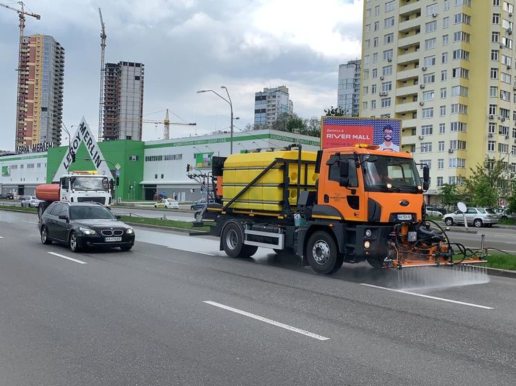 В Киеве начали чистить дороги с использованием моющих средств