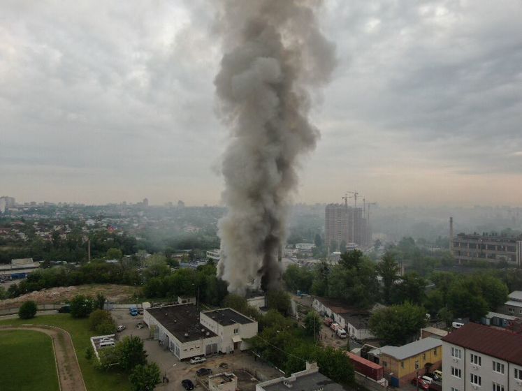 В Киеве горело помещение с канистрами бензина и газовыми баллонами