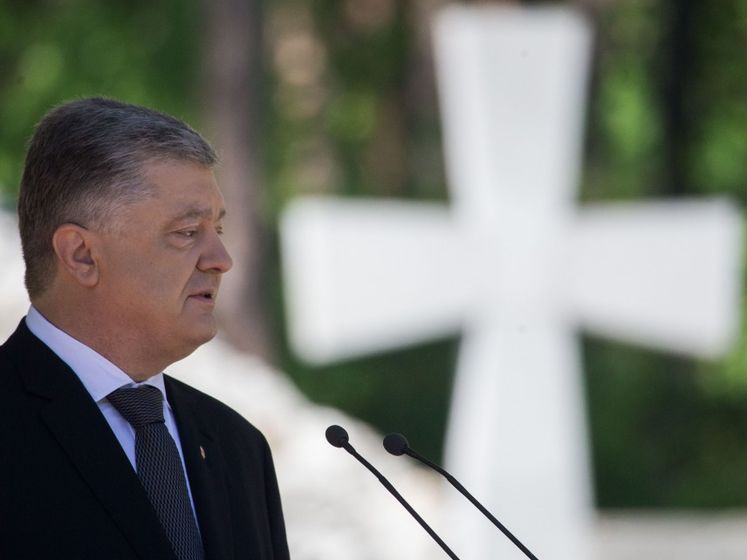 Порошенко объявил о "фактически завершенной" декоммунизации в Украине