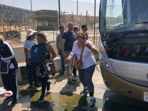 Недалеко от пирамид Гизы в Египте произошел взрыв рядом с туристическим автобусом, есть пострадавшие