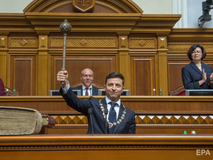 ﻿Зеленський заступив на посаду президента й оголосив про розпуск Ради, Гройсман іде у відставку. Головне за день