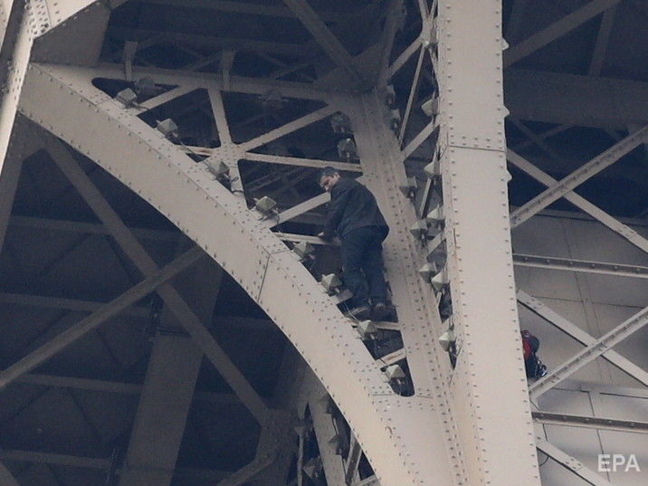 ﻿Чоловік, який шість годин намагався піднятися на Ейфелеву вежу, виявився росіянином – ЗМІ