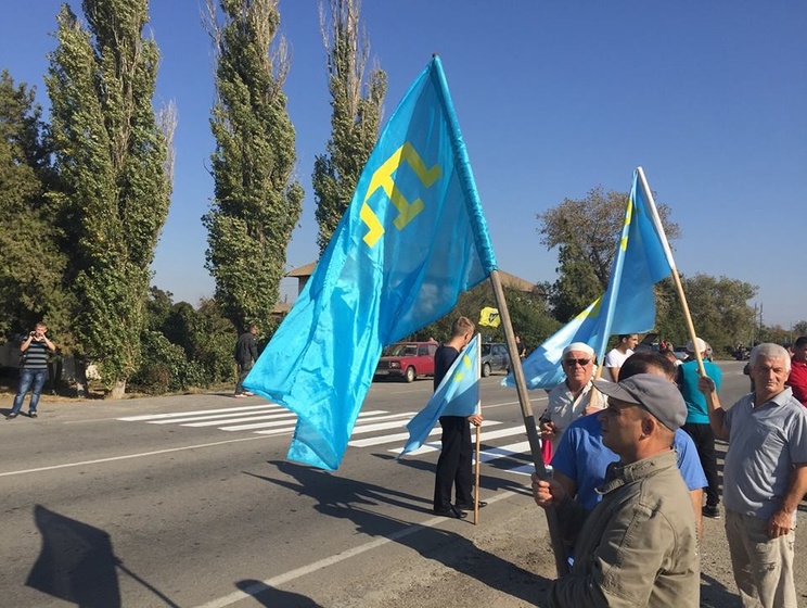 Крымские татары и "Правый сектор" начали продовольственную блокаду Крыма