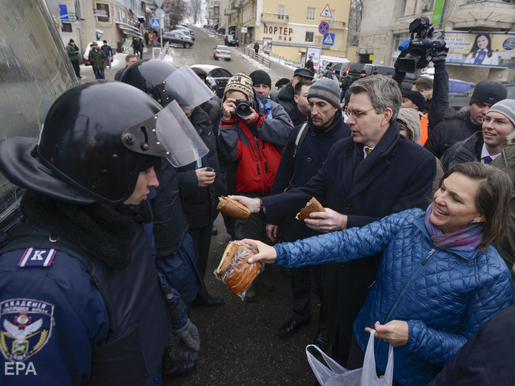 "Лично посетила Майдан, чтобы раздать участникам манифестаций бутерброды". Нуланд не пустили в Россию