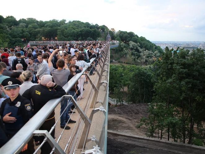 ﻿Після пошкодження скла на новому пішохідному мосту в Києві відкрили кримінальне провадження – поліція