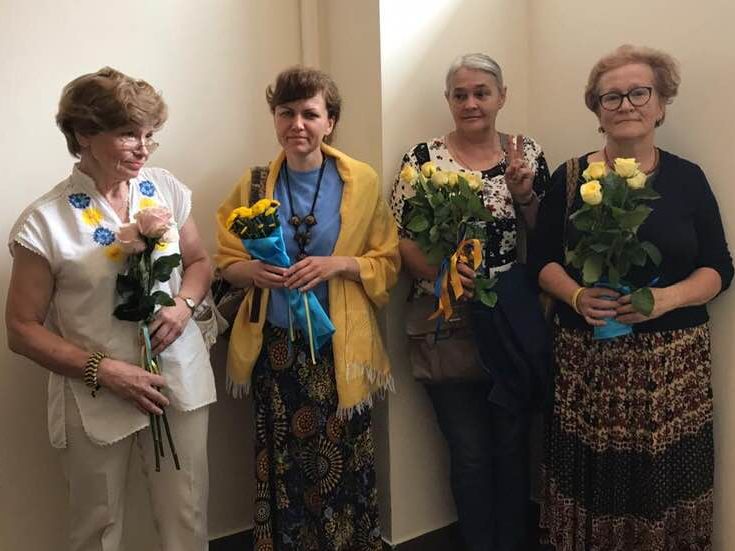 ﻿Російські волонтери прийшли на суд у справі військовополонених українських моряків із жовтими і блакитними стрічками
