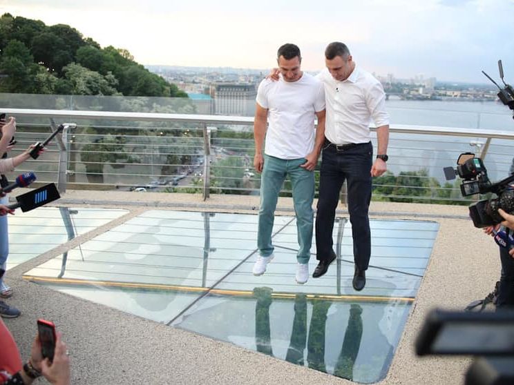 Виталий Кличко сообщил, что на пешеходном мосту в Киеве заменили поврежденное стекло