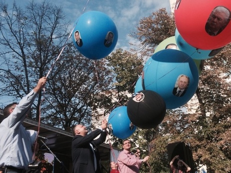 Организаторы протестов в Кишиневе запустили шарики с изображениями руководства Республики Молдова